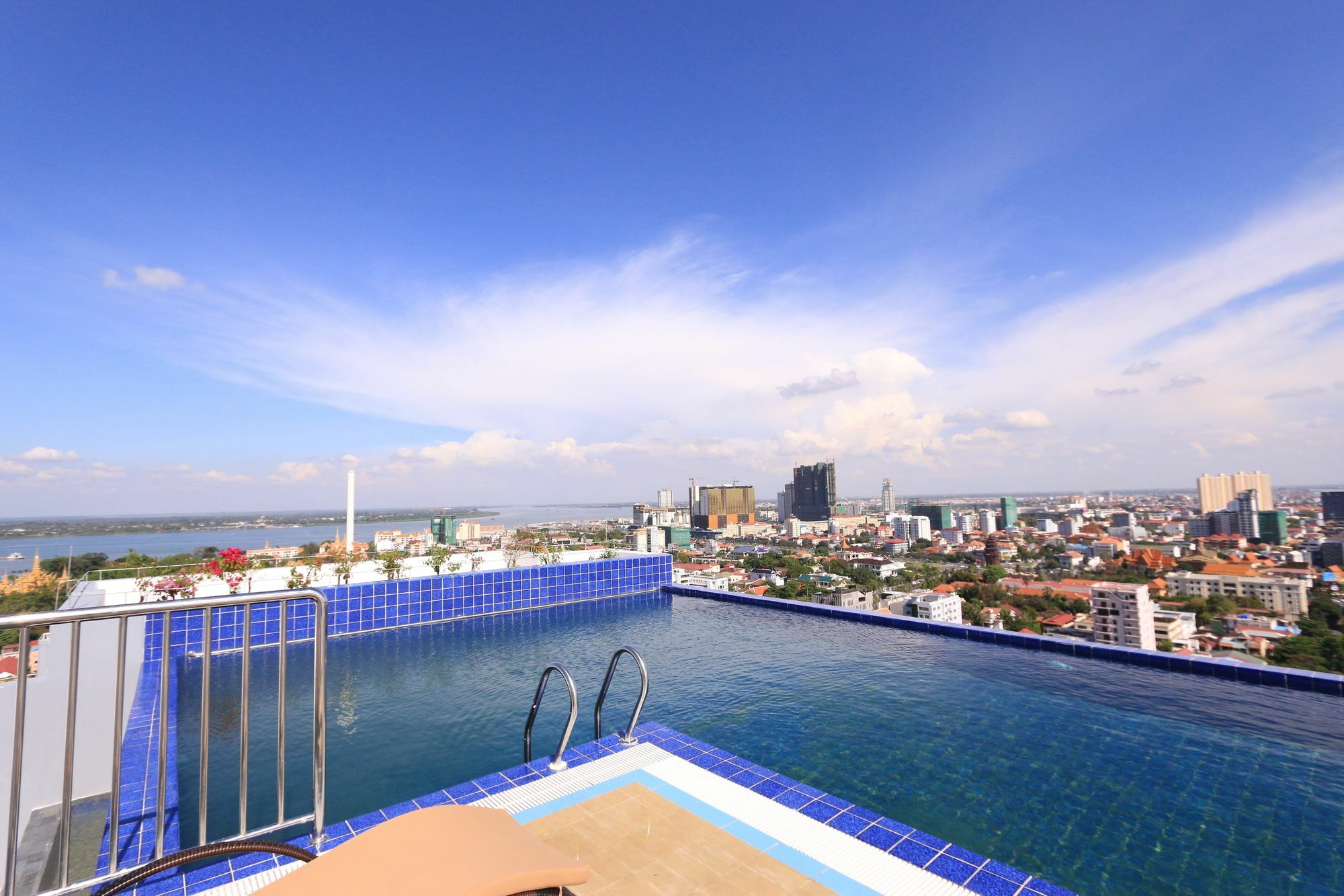 Eastland Hotel & Apartment Phnom Penh Exterior foto
