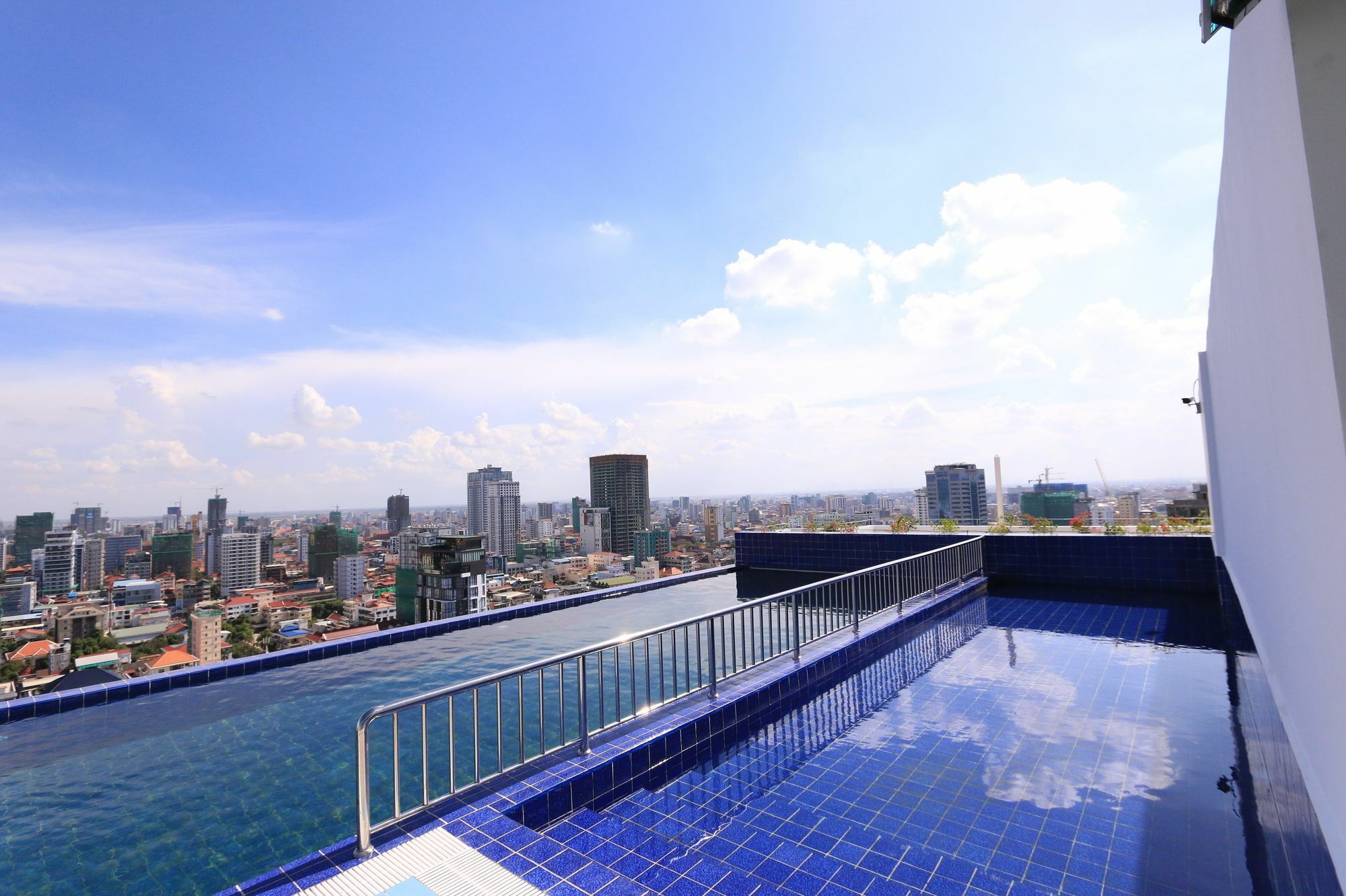 Eastland Hotel & Apartment Phnom Penh Exterior foto