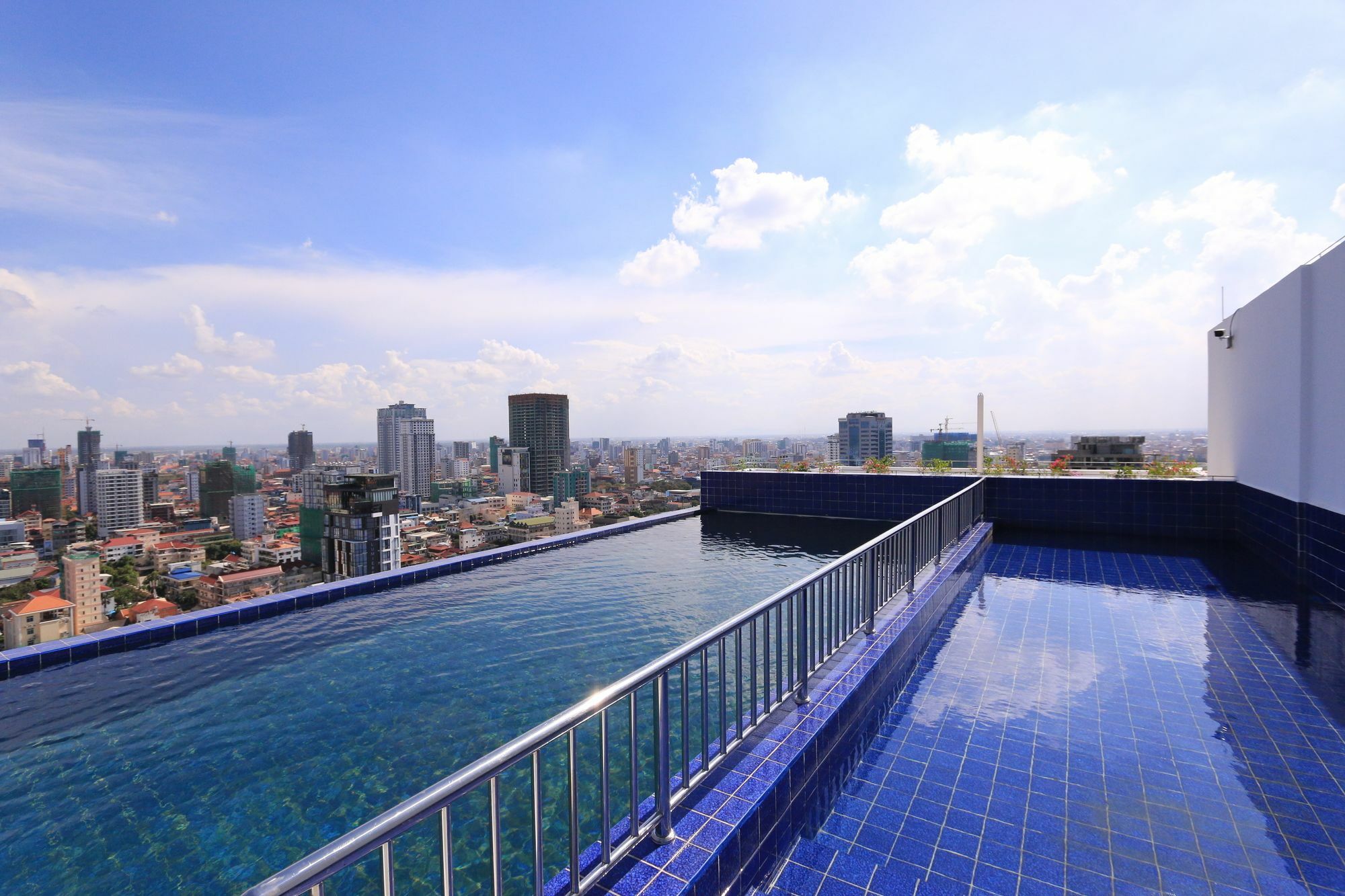 Eastland Hotel & Apartment Phnom Penh Exterior foto