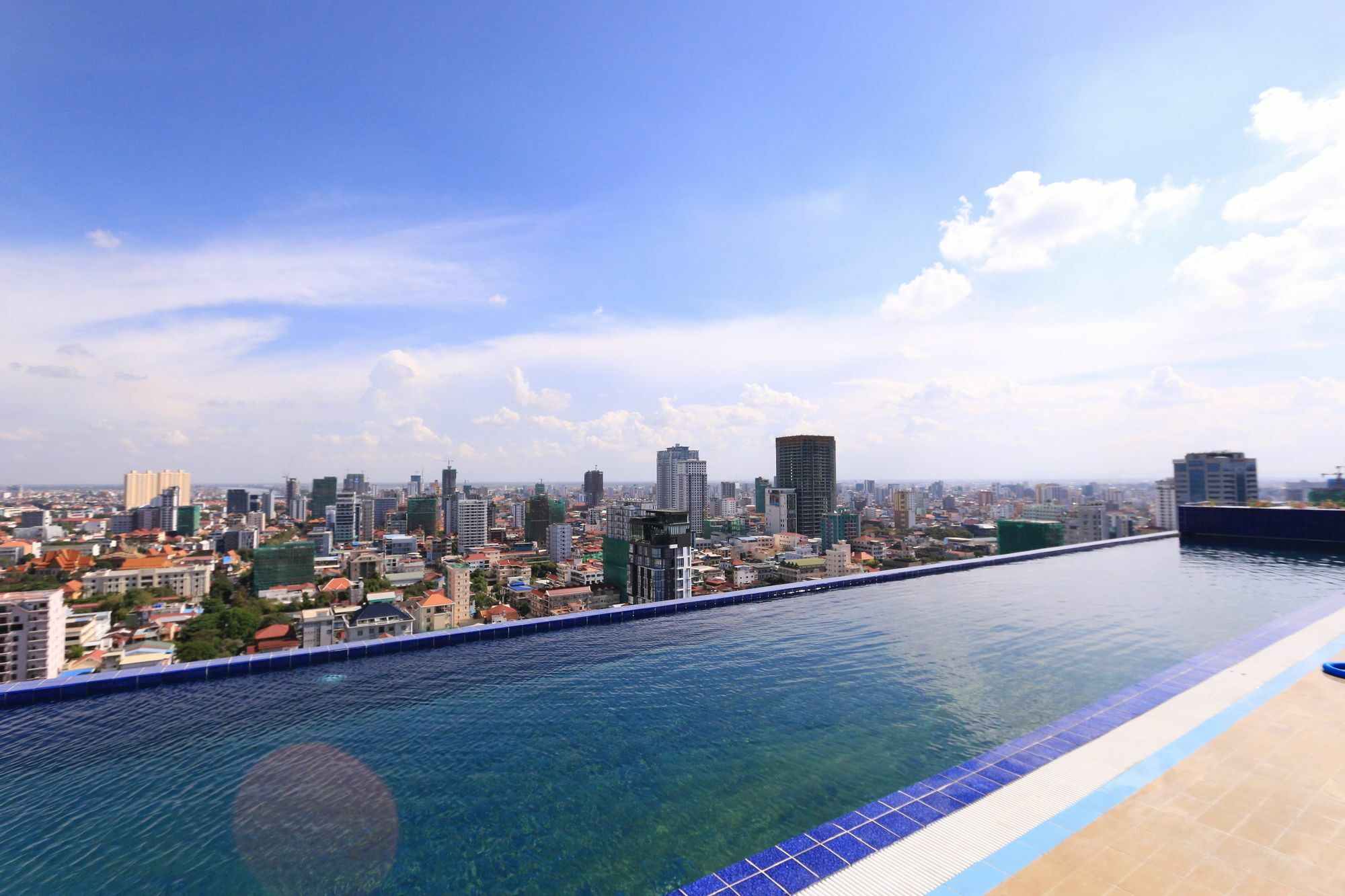 Eastland Hotel & Apartment Phnom Penh Exterior foto